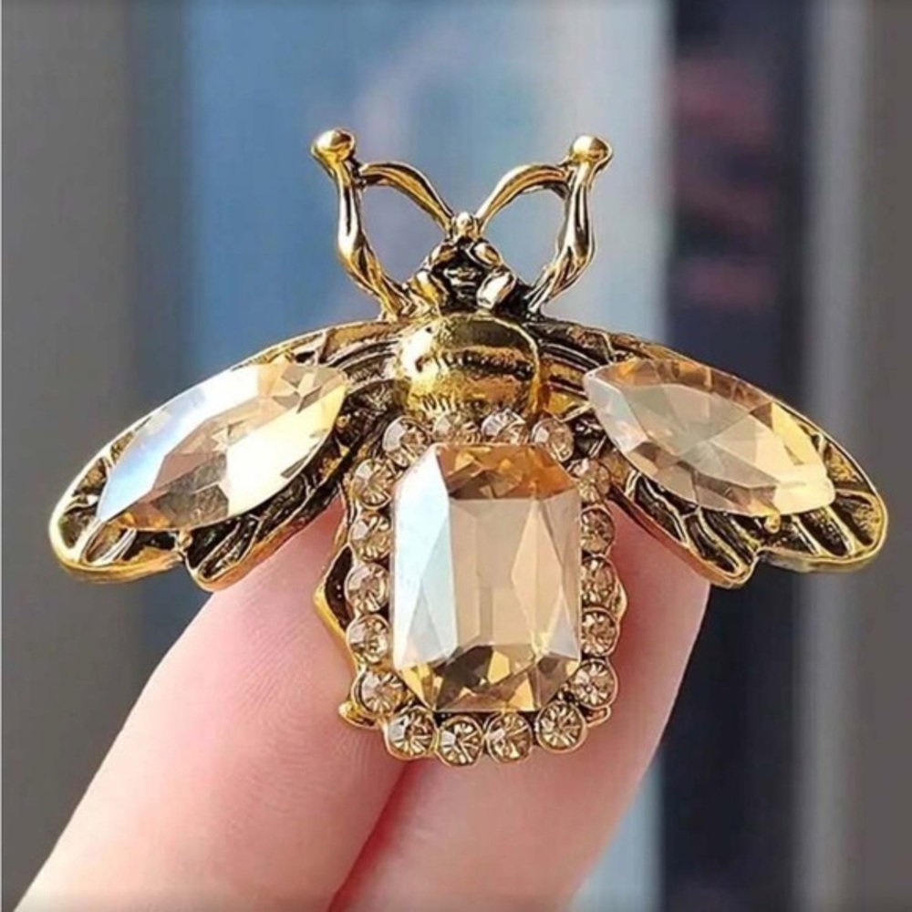 ✨NEW Elegant Champagne Gold tone crystal stone Bee Brooch